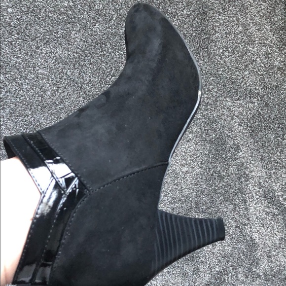 East  5th Avenue black Seude booties! Size 8M - Picture 9 of 11